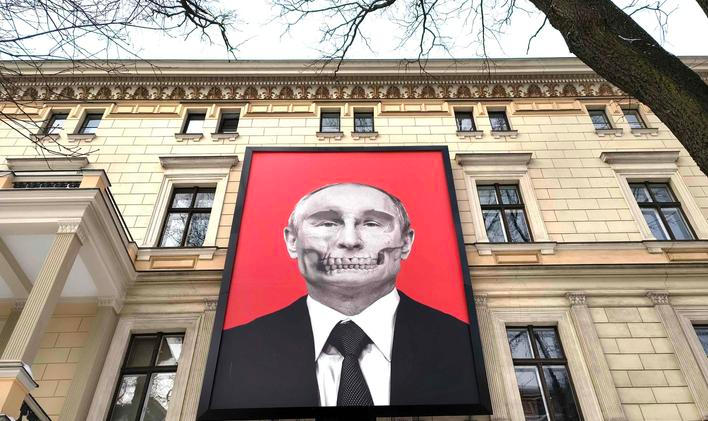 Ruský prezident Vladimir Putin na budově Muzea lékařské historie Paulse Stradiņše. Lotyšsko, Riga, 19. února 2026.