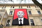 Ruský prezident Vladimir Putin na budově Muzea lékařské historie Paulse Stradiņše. Lotyšsko, Riga, 19. února 2026.