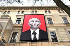 Ruský prezident Vladimir Putin na budově Muzea lékařské historie Paulse Stradiņše. Lotyšsko, Riga, 19. února 2026.