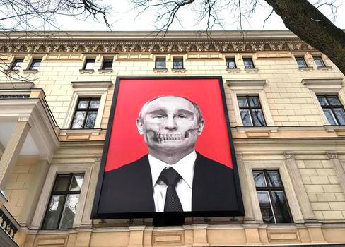 Ruský prezident Vladimir Putin na budově Muzea lékařské historie Paulse Stradiņše. Lotyšsko, Riga, 19. února 2026.