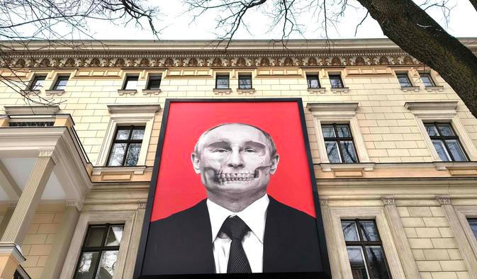 Ruský prezident Vladimir Putin na budově Muzea lékařské historie Paulse Stradiņše. Lotyšsko, Riga, 19. února 2026.