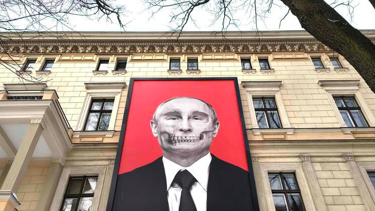 Ruský prezident Vladimir Putin na budově Muzea lékařské historie Paulse Stradiņše. Lotyšsko, Riga, 19. února 2026.