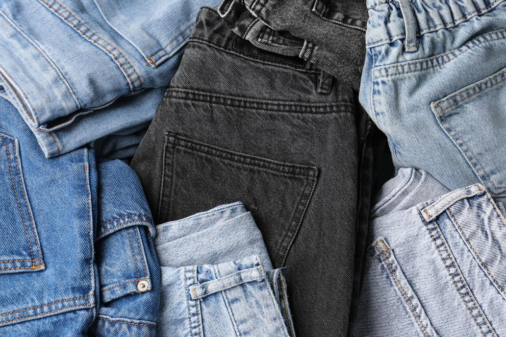 I odolný denim potřebuje správnou péči. Nevhodné praní a sušení může způsobit blednutí i ztrátu tvaru, aniž byste si toho hned všimli.