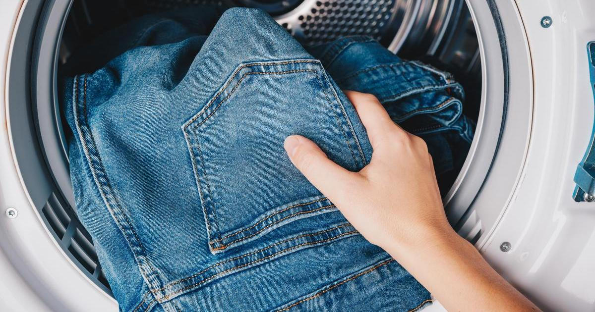 Džíny patří k nejoblíbenějším kouskům šatníku, ale nesprávné praní jim může rychle ubrat na barvě i tvaru. Správná péče přitom dokáže jejich životnost výrazně prodloužit.
