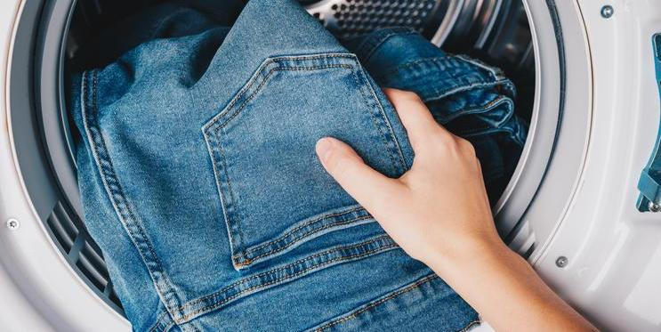 Džíny patří k nejoblíbenějším kouskům šatníku, ale nesprávné praní jim může rychle ubrat na barvě i tvaru. Správná péče přitom dokáže jejich životnost výrazně prodloužit.