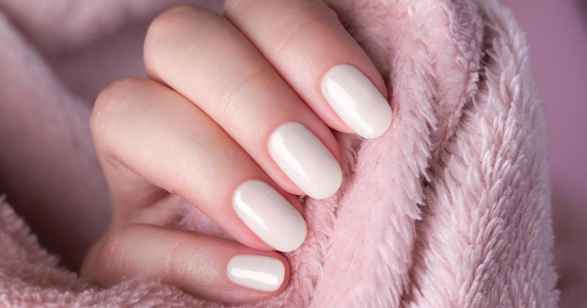 Pastelové odstíny, jemné detaily i výrazné efekty – letošní jaro přeje hravým i elegantním nehtovým trendům.