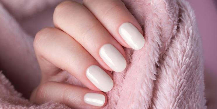 Pastelové odstíny, jemné detaily i výrazné efekty – letošní jaro přeje hravým i elegantním nehtovým trendům.