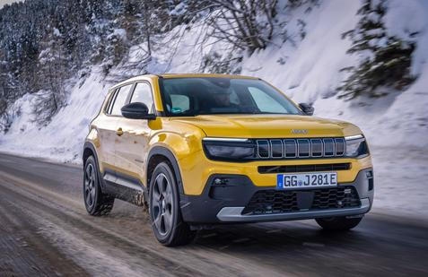 Jeep Avenger – od 489 900 Kč. Základní verze Avengeru má pod kapotou 74kW přeplňovaný benzinový tříválec s manuální šestistupňovou převodovkou. A ve výbavě nechybí manuální klimatizace, rádio s 10,25palcovým displejem, digitální budíky, zadní parkovací senzory, bezklíčové startování, LED světla nebo 16palcová litá kola. Nutné je ale dodat, že právě nejlevnější Avenger už se nabízí jen ze skladových zásob.