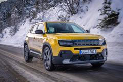 Jeep Avenger – od 489 900 Kč. Základní verze Avengeru má pod kapotou 74kW přeplňovaný benzinový tříválec s manuální šestistupňovou převodovkou. A ve výbavě nechybí manuální klimatizace, rádio s 10,25palcovým displejem, digitální budíky, zadní parkovací senzory, bezklíčové startování, LED světla nebo 16palcová litá kola. Nutné je ale dodat, že právě nejlevnější Avenger už se nabízí jen ze skladových zásob.