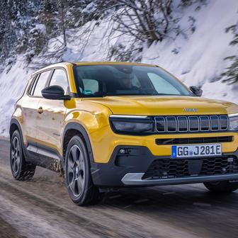 Jeep Avenger – od 489 900 Kč. Základní verze Avengeru má pod kapotou 74kW přeplňovaný benzinový tříválec s manuální šestistupňovou převodovkou. A ve výbavě nechybí manuální klimatizace, rádio s 10,25palcovým displejem, digitální budíky, zadní parkovací senzory, bezklíčové startování, LED světla nebo 16palcová litá kola. Nutné je ale dodat, že právě nejlevnější Avenger už se nabízí jen ze skladových zásob.