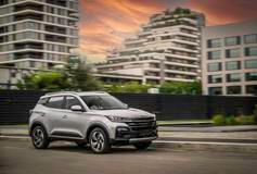 Evo Cuatro – od 474 900 Kč. Čínské Evo Cuatro má za „cenu od“ pod kapotou benzinovou patnáctistovku s výkonem 86 kW v kombinaci s manuální pětistupňovou převodovkou. Výbava obsahuje klimatizaci, rádio s 10,25palcovým displejem, 360stupňovou kameru, zadní parkovací senzory, střešní ližiny, LED světla nebo 18palcová litá kola.