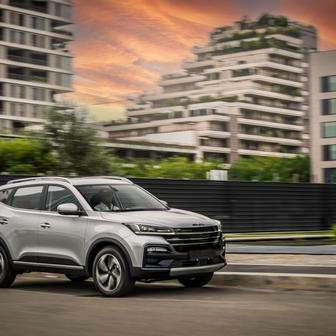 Evo Cuatro – od 474 900 Kč. Čínské Evo Cuatro má za „cenu od“ pod kapotou benzinovou patnáctistovku s výkonem 86 kW v kombinaci s manuální pětistupňovou převodovkou. Výbava obsahuje klimatizaci, rádio s 10,25palcovým displejem, 360stupňovou kameru, zadní parkovací senzory, střešní ližiny, LED světla nebo 18palcová litá kola.