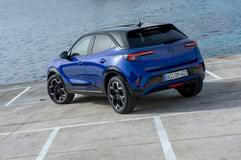 Opel Mokka – od 469 990 Kč. Nejlevnější Opel Mokka má pod kapotou přeplňovanou benzinovou dvanáctistovku se 100 kW v kombinaci s manuální šestistupňovou převodovkou. Ve výbavě nechybí automatická klimatizace, rádio s desetipalcovou obrazovkou, digitální budíky, couvací kamera, dálkové centrální zamykání, LED přední světla nebo 16palcová ocelová kola s kryty.