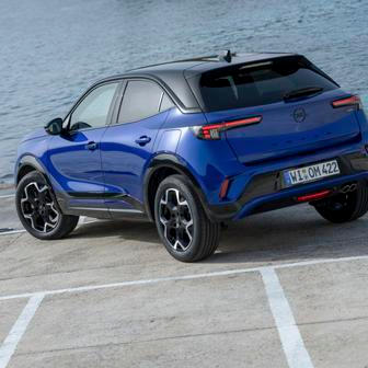 Opel Mokka – od 469 990 Kč. Nejlevnější Opel Mokka má pod kapotou přeplňovanou benzinovou dvanáctistovku se 100 kW v kombinaci s manuální šestistupňovou převodovkou. Ve výbavě nechybí automatická klimatizace, rádio s desetipalcovou obrazovkou, digitální budíky, couvací kamera, dálkové centrální zamykání, LED přední světla nebo 16palcová ocelová kola s kryty.