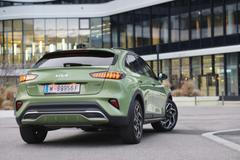 Kia XCeed – od 464 980 Kč. Díky momentální akci se povedlo ceny Kie XCeed aktuálního modelového roku dokonce srazit pod doprodej skladů. Pod kapotou je přitom 85kW přeplňovaný litrový tříválec s manuální šestistupňovou převodovkou. Ve výbavě nechybí manuální klimatizace, rádio a navigace s 10,25palcovým displejem, zadní parkovací senzory a kamera, dálkové centrální zamykání, LED světla nebo 16palcová litá kola.