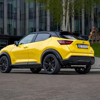 Nissan Juke – od 464 900 Kč. Pod kapotou základní verze Nissanu Juke je přeplňovaný tříválcový litr s 84 kW v kombinaci s manuální šestistupňovou převodovkou (za zmínku stojí, že stejný motor s automatem začíná na 469 tisících korun). Výbava obsahuje manuální klimatizaci, rádio s 12,3palcovou obrazovkou, couvací kameru, dálkové centrální zamykání, LED světla nebo 17palcová ocelová kola s kryty.
