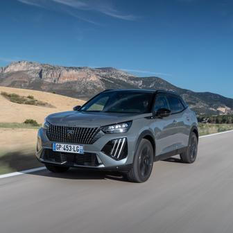 Peugeot 2008 – od 459 000 Kč. V útrobách nejlevnějšího Peugeotu 2008 pracuje přeplňovaný tříválec se 74 kW v kombinaci s manuální šestistupňovou převodovkou. Výbava pak obsahuje automatickou klimatizaci, rádio s desetipalcovou obrazovkou, vyhřívaná přední sedadla, zadní parkovací senzory, dálkové centrální zamykání, LED světla nebo 16palcová ocelová kola s kryty.