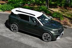 Citroën C3 Aircross – od 450 000 Kč. Nejlevnější C3 Aircross má pod kapotou přeplňovaný tříválec s výkonem 74 kW v kombinaci se šestistupňovou manuální převodovkou. Ve výbavě nechybí manuální klimatizace, zadní parkovací senzory, centrální zamykání s dálkovým ovládáním, dokovací stanice pro chytrý telefon nebo 16palcová ocelová kola s kryty.