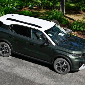 Citroën C3 Aircross – od 450 000 Kč. Nejlevnější C3 Aircross má pod kapotou přeplňovaný tříválec s výkonem 74 kW v kombinaci se šestistupňovou manuální převodovkou. Ve výbavě nechybí manuální klimatizace, zadní parkovací senzory, centrální zamykání s dálkovým ovládáním, dokovací stanice pro chytrý telefon nebo 16palcová ocelová kola s kryty.