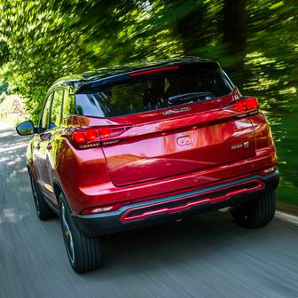 Evo 5 – od 449 900 Kč. Základní verze čínského Eva 5 má pod kapotou přeplňovanou benzinovou patnáctistovku s 93,5 kW a manuální šestistupňovou převodovkou. Ve výbavě nechybí manuální klimatizace, osmipalcové rádio, zadní parkovací senzory a kamera, LED světla nebo 17palcová litá kola.