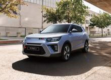 KGM Tivoli – od 439 900 Kč. Nejlevnější Tivoli ze skladových zásob, které jsou zvýhodněny 20 tisíci, má pod kapotou přeplňovanou benzinovou patnáctistovku se 120 kW a manuální šestistupňovou převodovkou. Výbava obsahuje třeba manuální klimatizaci, rádio a navigaci s devítipalcovou obrazovkou, digitální budíky, zadní parkovací senzory a kameru, vyhřívaný volant a přední sedadla, dálkové centrální zamykání, LED světla nebo 16palcová litá kola.