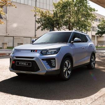 KGM Tivoli – od 439 900 Kč. Nejlevnější Tivoli ze skladových zásob, které jsou zvýhodněny 20 tisíci, má pod kapotou přeplňovanou benzinovou patnáctistovku se 120 kW a manuální šestistupňovou převodovkou. Výbava obsahuje třeba manuální klimatizaci, rádio a navigaci s devítipalcovou obrazovkou, digitální budíky, zadní parkovací senzory a kameru, vyhřívaný volant a přední sedadla, dálkové centrální zamykání, LED světla nebo 16palcová litá kola.