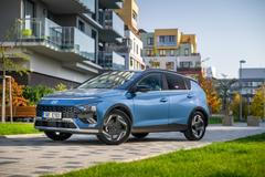 Hyundai Bayon – od 429 990 Kč. Bayon se nabízí ve dvou modelových ročnících, což znamená dvě ceny a dva motory. Do výroby lze zadat auto s přeplňovaným litrovým tříválcem o výkonu 66 kW s manuální šestistupňovou převodovkou za 460 990 Kč. Ze skladů se ale to samé auto dá pořídit za 429 990 Kč s atmosférickou 1.2 o výkonu 58 kW a manuálním pětikvaltem. Výbava je stejná: manuální klimatizace, rádio a navigace s 10,25palcovou obrazovkou, zadní parkovací senzory a kamera nebo 15palcová ocelová kola s kryty.