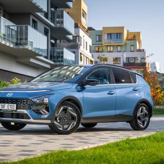 Hyundai Bayon – od 429 990 Kč. Bayon se nabízí ve dvou modelových ročnících, což znamená dvě ceny a dva motory. Do výroby lze zadat auto s přeplňovaným litrovým tříválcem o výkonu 66 kW s manuální šestistupňovou převodovkou za 460 990 Kč. Ze skladů se ale to samé auto dá pořídit za 429 990 Kč s atmosférickou 1.2 o výkonu 58 kW a manuálním pětikvaltem. Výbava je stejná: manuální klimatizace, rádio a navigace s 10,25palcovou obrazovkou, zadní parkovací senzory a kamera nebo 15palcová ocelová kola s kryty.