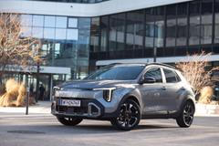 Kia Stonic – od 409 980 Kč. Stonic je na tom podobně jako Bayon. Na snímku je auto, co zadáte do výroby, to s litrovým přeplňovaným tříválcem o výkonu 74 kW a manuálním šestikvaltem koupíte za 454 980 Kč. Předchozí provedení s 58kW atmosférickou dvanáctistovkou a manuálním pětikvaltem ale pořídíte jako skladovku za 409 980 Kč. Ona skladovka pak má manuální klimatizaci, rádio a navigaci s osmipalcovým displejem, vyhřívaná přední sedadla a volant, zadní parkovací senzory a kameru nebo 16palcová litá kola. Verze po modernizaci má skladbu výbavy odlišnou.