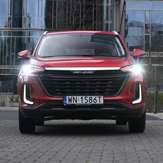 BAIC X35 – od 399 900 Kč. Čínský model je nejlevnějším SUV na trhu, pod kapotou je přitom přeplňovaná benzinová patnáctistovka se 110 kW v kombinaci s manuální šestistupňovou převodovkou. Výbava obsahuje třeba manuální klimatizace, rádio s osmipalcovou obrazovkou a zrcadlením chytrých telefonů, couvací kameru, LED světla, 17palcová litá kola, střešní okno či metalízu.