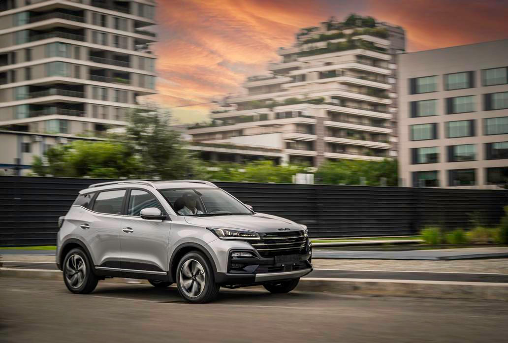 Evo Cuatro – od 474 900 Kč. Čínské Evo Cuatro má za „cenu od“ pod kapotou benzinovou patnáctistovku s výkonem 86 kW v kombinaci s manuální pětistupňovou převodovkou. Výbava obsahuje klimatizaci, rádio s 10,25palcovým displejem, 360stupňovou kameru, zadní parkovací senzory, střešní ližiny, LED světla nebo 18palcová litá kola.