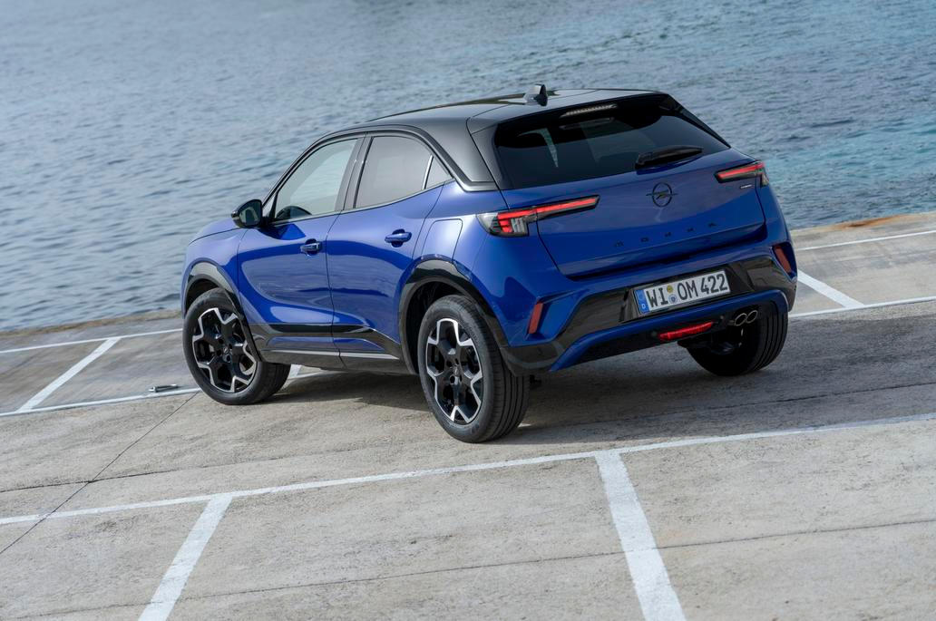 Opel Mokka – od 469 990 Kč. Nejlevnější Opel Mokka má pod kapotou přeplňovanou benzinovou dvanáctistovku se 100 kW v kombinaci s manuální šestistupňovou převodovkou. Ve výbavě nechybí automatická klimatizace, rádio s desetipalcovou obrazovkou, digitální budíky, couvací kamera, dálkové centrální zamykání, LED přední světla nebo 16palcová ocelová kola s kryty.