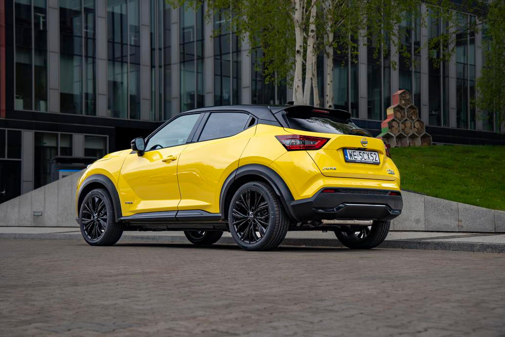 Nissan Juke – od 464 900 Kč. Pod kapotou základní verze Nissanu Juke je přeplňovaný tříválcový litr s 84 kW v kombinaci s manuální šestistupňovou převodovkou (za zmínku stojí, že stejný motor s automatem začíná na 469 tisících korun). Výbava obsahuje manuální klimatizaci, rádio s 12,3palcovou obrazovkou, couvací kameru, dálkové centrální zamykání, LED světla nebo 17palcová ocelová kola s kryty.