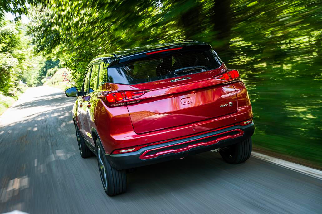 Evo 5 – od 449 900 Kč. Základní verze čínského Eva 5 má pod kapotou přeplňovanou benzinovou patnáctistovku s 93,5 kW a manuální šestistupňovou převodovkou. Ve výbavě nechybí manuální klimatizace, osmipalcové rádio, zadní parkovací senzory a kamera, LED světla nebo 17palcová litá kola.