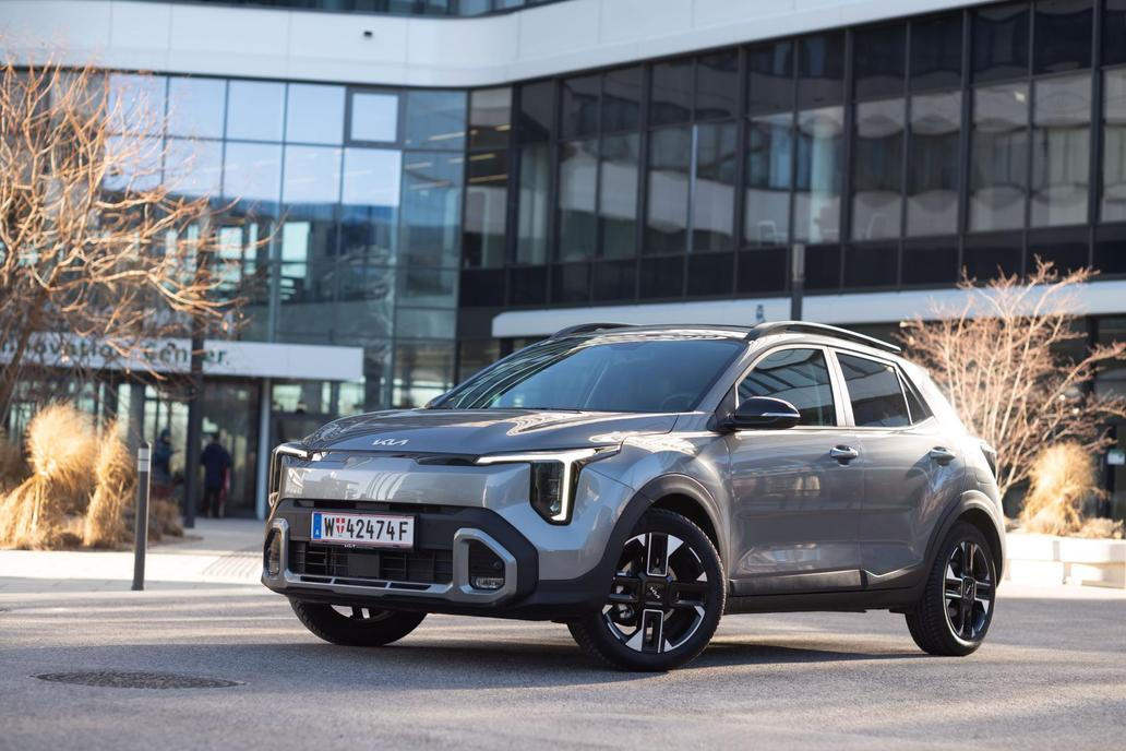 Kia Stonic – od 409 980 Kč. Stonic je na tom podobně jako Bayon. Na snímku je auto, co zadáte do výroby, to s litrovým přeplňovaným tříválcem o výkonu 74 kW a manuálním šestikvaltem koupíte za 454 980 Kč. Předchozí provedení s 58kW atmosférickou dvanáctistovkou a manuálním pětikvaltem ale pořídíte jako skladovku za 409 980 Kč. Ona skladovka pak má manuální klimatizaci, rádio a navigaci s osmipalcovým displejem, vyhřívaná přední sedadla a volant, zadní parkovací senzory a kameru nebo 16palcová litá kola. Verze po modernizaci má skladbu výbavy odlišnou.