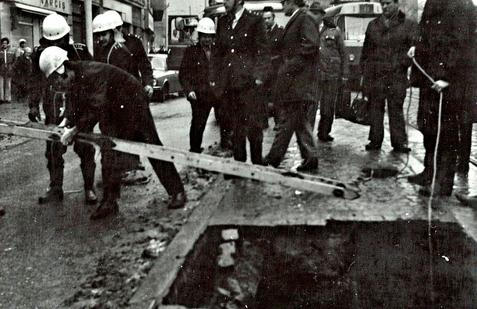 Hasiči zasahovali až do noci. K základně se vrátili kolem půl dvanácté. Pátrání po ženě však bylo marné.