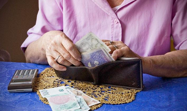 Peníze, důchod, důchodce, peněženka, kalulačka, spoření, ilustrační foto