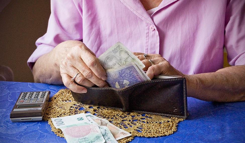 Peníze, důchod, důchodce, peněženka, kalulačka, spoření, ilustrační foto