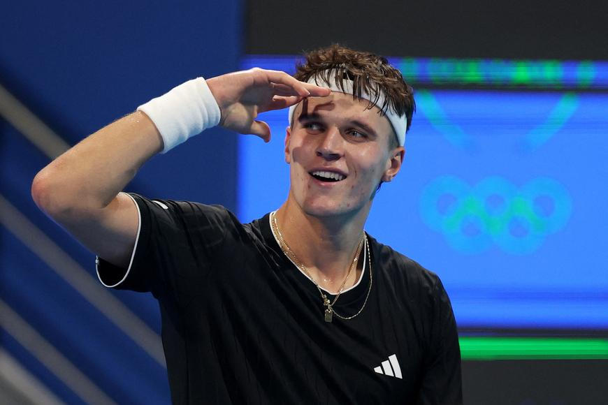 To je šílené, volala komentátorka. Bezradný Sinner se kouzlům Menšíka jen smál