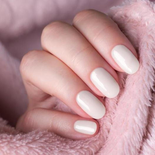 Pastelové odstíny, jemné detaily i výrazné efekty – letošní jaro přeje hravým i elegantním nehtovým trendům.