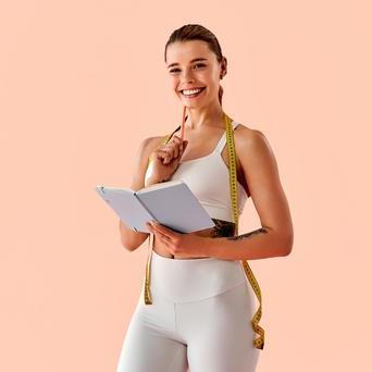 Každé ženské tělo reaguje na změny jinak. Odborník vysvětluje, proč univerzální diety často selhávají a jak přizpůsobit hubnutí ženskému metabolismu.