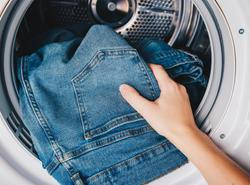 Džíny patří k nejoblíbenějším kouskům šatníku, ale nesprávné praní jim může rychle ubrat na barvě i tvaru. Správná péče přitom dokáže jejich životnost výrazně prodloužit.