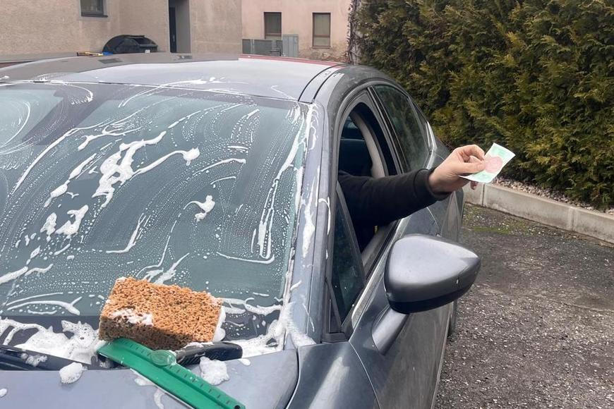 Červená, stěrka a morální dilema: Má se platit za umytí skla na křižovatce, i když to nechcete?