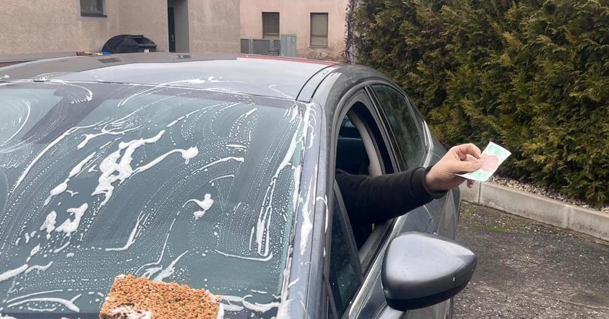 Červená, stěrka a morální dilema: Má se platit za umytí skla na křižovatce, i když to nechcete?