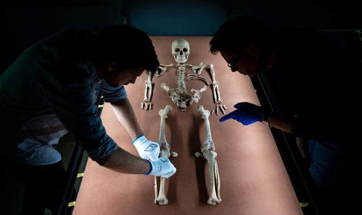 Ostatky šamanky z Bad Dürrenbergu, která zemřela zhruba před 9 tisíci lety. Vědci nyní její pohřební výbavu propojili s dalším nálezem.