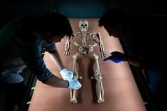 Ostatky šamanky z Bad Dürrenbergu, která zemřela zhruba před 9 tisíci lety. Vědci nyní její pohřební výbavu propojili s dalším nálezem.