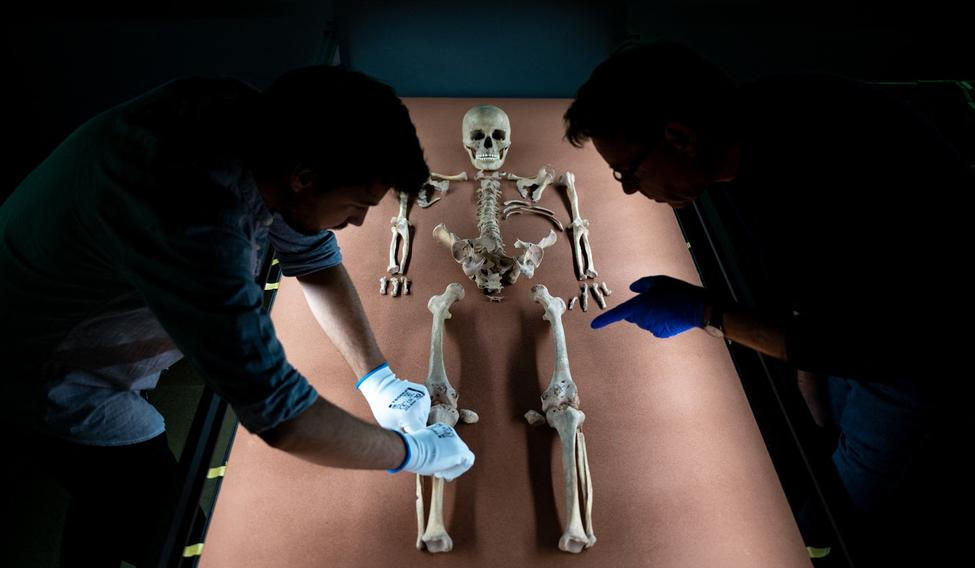 Ostatky šamanky z Bad Dürrenbergu, která zemřela zhruba před 9 tisíci lety. Vědci nyní její pohřební výbavu propojili s dalším nálezem.