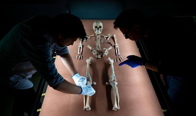 Ostatky šamanky z Bad Dürrenbergu, která zemřela zhruba před 9 tisíci lety. Vědci nyní její pohřební výbavu propojili s dalším nálezem.