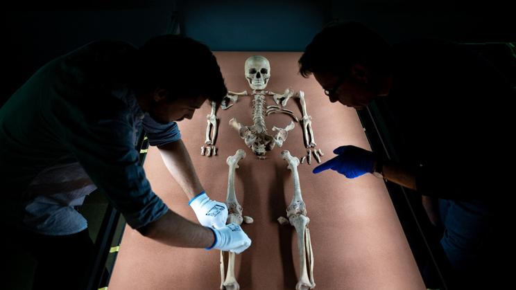 Ostatky šamanky z Bad Dürrenbergu, která zemřela zhruba před 9 tisíci lety. Vědci nyní její pohřební výbavu propojili s dalším nálezem.