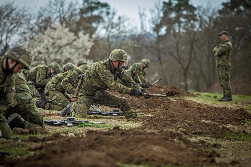 Průzkum: Češi chtějí bránit stát za každou cenu, nevěří ale v jeho obranyschopnost